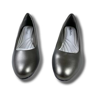 New in Box Easy Street Fabulous Pumps in Pewter Size 9.5